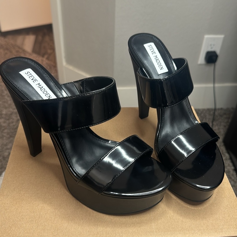 Black Steve Madden heels .. (NEW)